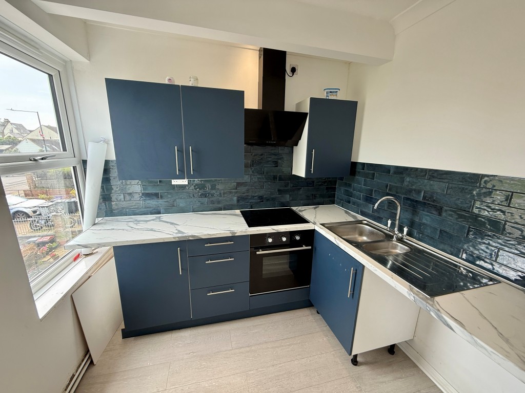 Lot: 58 - TWO-BEDROOM FLAT WITH VIEWS AND SHARE OF FREEHOLD - Kitchen